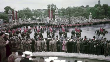 ARCHIVO - La policía montada de Canadá pasa junto al memorial de la reina Victoria en Londres el 2 de junio de 1953, compo parte de una procesión a la Abadía de Westminster para la coronación de la reina Isabel II. AP reunirá un pequeño ejército para cubrir la coronación del rey Carlos III este fin de semana. Para la coronación de su madre hace 70 años, el servicio de noticias también contó con la ayuda de una fuerza aérea. En 1953, tomaba ocho minutos transmitir una sola fotografía en blanco y negro, siempre que las condiciones climáticas y las líneas telefónicas cooperaran. Entre los métodos que AP empleó para transmitir las fotos de Londres a sus clientes de periódicos estadounidenses había un acuerdo para ponerlas en aviones de combate de la Fuerza Aerea Real. (Foto AP, archivo)