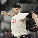 En foto del viernes 28 de abril del 2023, Jacob deGrom, pitcher abridor de los Rangers de Texas, lanza durante la tercera entrada del juego de béisbol en contra de los Yanquis de Nueva York en Arlington, Texas. El lunes 5 de junio del 2023, deGrom ingresa a la lista de lesionados de 60 días de los Rangers. (AP Foto/Sam Hodde)