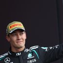 El piloto de Mercedes, George Russell, de Gran Bretaña, saluda a los aficionados tras obtener el segundo lugar en el Gran Premio de Gran Bretaña de la F1, en Silverstone, Inglaterra, el domingo 5 de julio de 2026. (Foto AP/Darko Bandic)