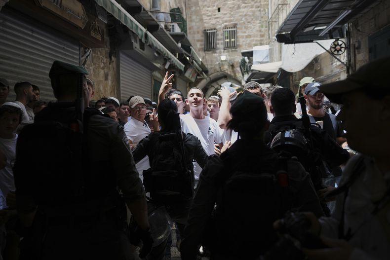 Jóvenes israelíes discuten con policías durante una marcha para conmemorar el Día de Jerusalén, un feriado israelí que celebra la captura de Jerusalén Este en la Guerra de los Seis Días de 1967, en Jerusalén, el lunes 26 de mayo de 2025. (AP Foto/Ohad Zwigenberg)