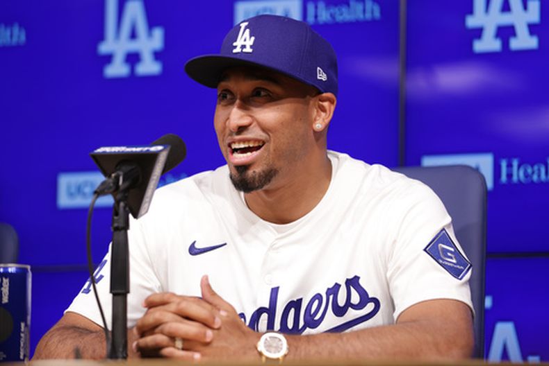 El cerrador boricua Edwin Díaz habla en su presentación como nuevo pitcher de los Dodgers de Los Ángeles, el viernes 12 de diciembre de 2025 (AP Foto/Ethan Swope)