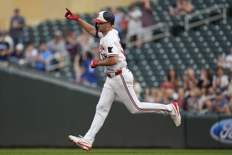 Matt Wallner, de los Mellizos de Minnesota, recorre las bases luego de conectar un jonrón ante los Angelinos de Los Ángeles, el miércoles 11 de septiembre de 2024 (AP Foto/Abbie Parr)