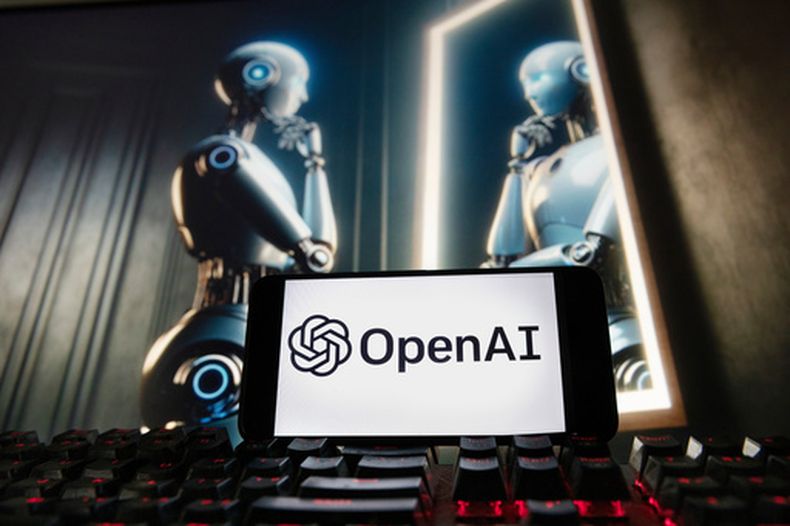 ARCHIVO - El logotipo de OpenAI aparece en un teléfono móvil junto a una imagen en el monitor de una computadora generada por Dall-E, el modelo de texto a imagen de ChatGPT, el 8 de diciembre de 2023, en Boston. (Foto AP/Michael Dwyer, archivo)