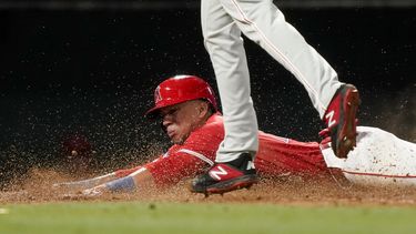 Ehire Adrianza (abajo), de los Angelinos de Los Ángeles, se arrastra sobre el campo junto al relevista de los Filis de Filadelfia Seranthony Dominguez para anotar en un wild pitch en el séptimo inning del juego de la MLB que enfrentó a ambos equipos, el 29 de abril de 2024, en Anaheim, California. (AP Foto/Ryan Sun)