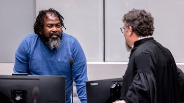 El comandante del grupo rebelde Seleka, Mahamat Said Abdel Kani,a la izquierda, habla con el abogado Dov Jacobs en la sala durante una vista en el caso en el que está acusado de crímenes contra la humanidad y crímenes de guerra cometidos en Bangui en 2013, en La Haya, Países Bajos, el miércoles 3 de septiembre de 2026. (Remko De Waal/Pool Foto via AP)