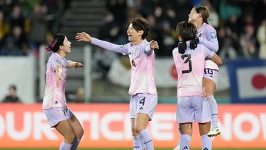 Las jugadoras de Japón celebran un tanto de Hinata Miyazawa en el partido de octavos de final del Mundial que enfrentó a su selección con Noruega, en Wellington, Nueva Zelanda, el 5 de agosto de 2023. (AP Foto/Alessandra Tarantino)