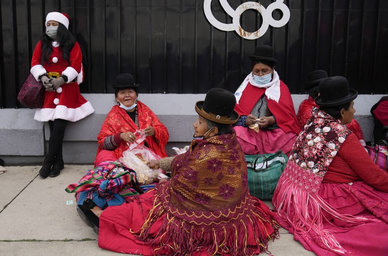 Bolivianos disfrazados contagian espíritu navideño