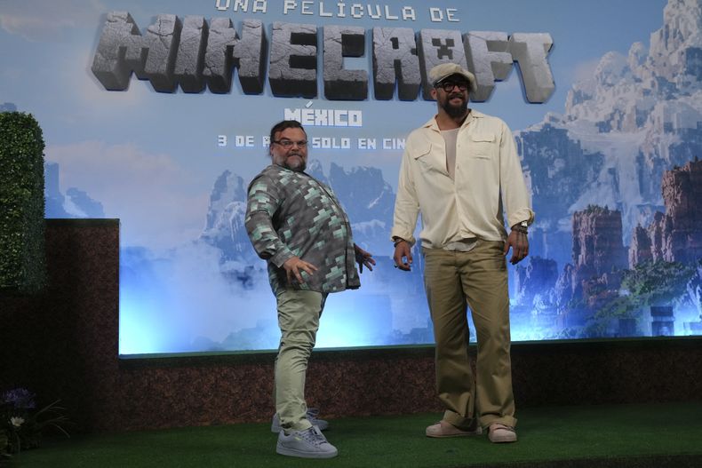 Jack Black, izquierda, y Jason Momoa posan durante una sesión de fotos para la promoción de la película A Minecraft Movie en la Ciudad de México, el viernes 21 de marzo de 2025. (Foto AP/Marco Ugarte)