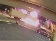 captado en camara: auto nissan se estrella contra un camion y termina envuelto en llamas