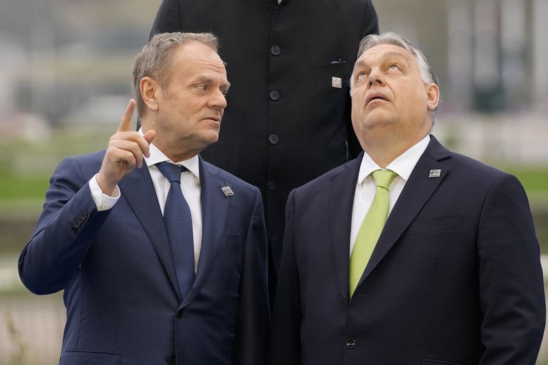 El primer ministro húngaro Viktor Orban (d) con el primer ministro polaco Donald Tusk en una cumbre en Bruselas el 21 de marzo del 2024. (AP foto/Virginia Mayo)