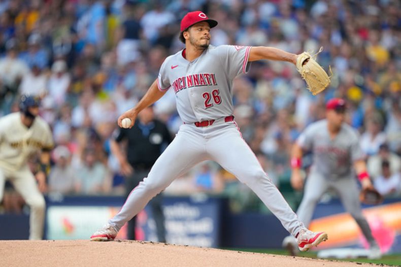 El pitcher de los Rojos de Cincinnati Chase Burns lanza en la primera entrada ante los Cerveceros de Milwaukee el jueves 2 de julio del 2026. (AP Foto/Kayla Wolf)