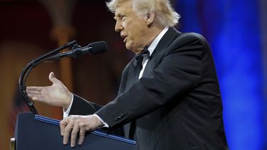 El presidente Donald Trump habla en la cena del Comité Nacional Republicano del Congreso (NRCC) en el Museo Nacional de la Construcción en Washington, el martes 8 de abril de 2025. (Pool via AP)