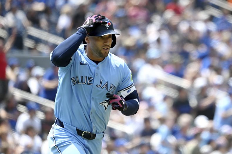 George Springer de los Azulejos de Toronto recorre las bases luego de impactar un cuadrangular solitario ante los Tigres de Detroit en la 1ra entrada del juego de béisbol en Toronto, el domingo 21 de julio de 2024. (Jon Blacker/The Canadian Press via AP)