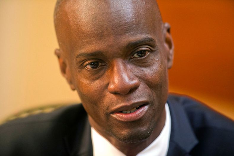 ARCHIVO - El presidente de Haití, Jovenel Moise, habla durante una entrevista en su casa en Petion-Ville, un suburbio de Puerto Príncipe, Haití, el 7 de febrero de 2020. (Foto AP/Dieu Nalio Chery, Archivo)