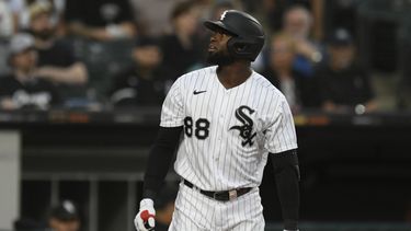 Luis Robert Jr. de los Medias Blancas de Chicago reacciona tras ser ponchado en el primer episodio del juego ante los Cardenales de San Luis, en Chicago. Viernes 7 de julio de 2023. (AP Foto/Paul Beaty)
