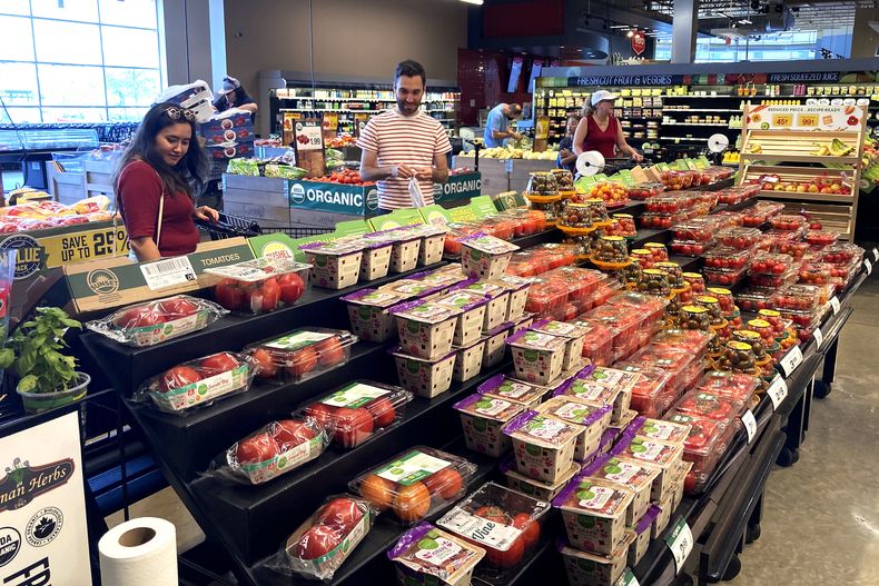 Unas personas comprando en un supermercado en Glenview, Illinois, el 4 de julio de 2022. (AP Photo/Nam Y. Huh)