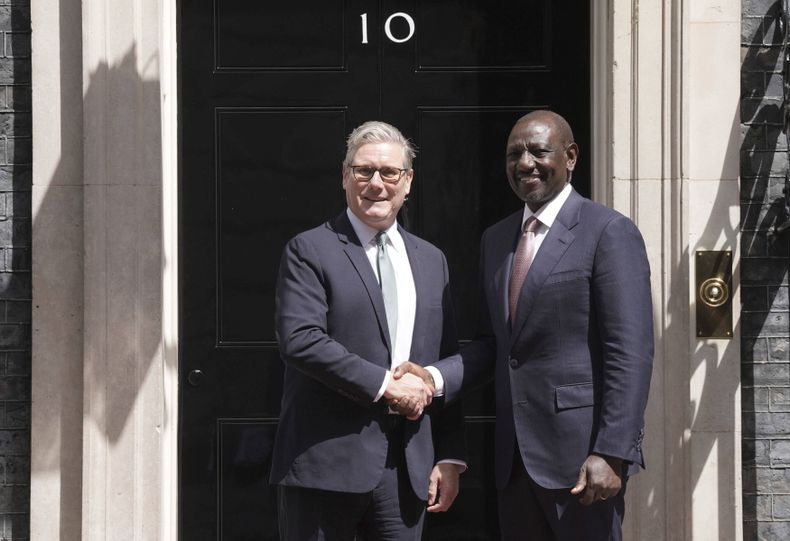 El primer ministro británico Keir Starmer, izquierda, estrecha la mano del presidente keniano William Ruto el martes 1 de julio de 2025, en Downing Street, Londres, antes de una reunión bilateral. (Stefan Rousseau/PA vía AP)