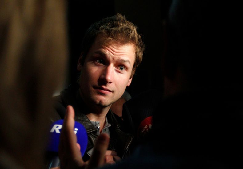 ARCHIVO - Foto del 30 de octubre del 2012, el italiano Alex Schwazer, que compite en marcha, habla con los reporteros al salir del Comité Olímpico Italiano. (AP Foto/Alessandra Tarantino, Archivo)