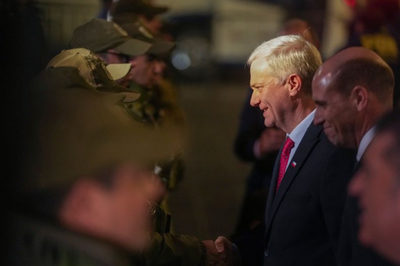 El presidente chileno, José Antonio Kast, saluda a una fila de agentes de policía tras anunciar una nueva agenda de seguridad y medidas más estrictas en materia de inmigración en la Plaza de Armas de Santiago de Chile, el jueves 6 de agosto de 2026. (Foto AP/Esteban Félix)