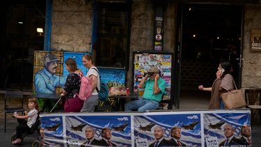 Gente camina junto a carteles de campaña del partido Likud que muestran al primer ministro de Israel, Benjamin Netanyahu, y el presidente de Estados Unidos, Donald Trump, con el mensaje en hebreo Tenemos una oportunidad para ganar, en Jerusalén, el miércoles 28 de 2026, al día siguiente de las elecciones en Israel. (AP Foto/Ohad Zwigenberg)