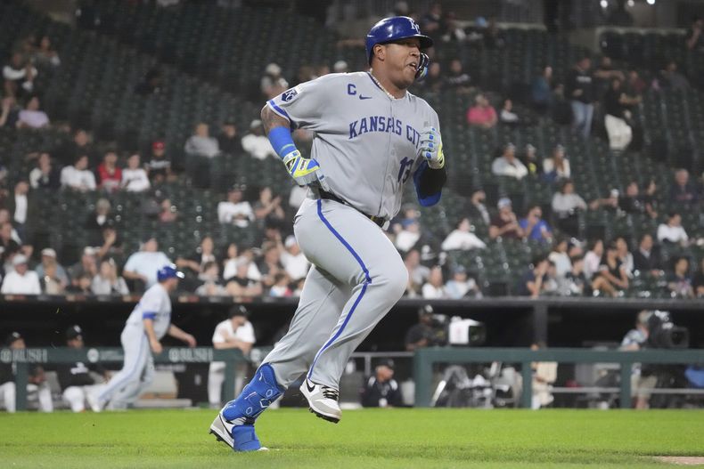Salvador Pérez, de los Reales de Kansas City, corre después de batear un doble de dos carreras durante la quinta entrada del juego de béisbol de Grandes Ligas contra los Medias Blancas de Chicago, el miércoles 27 de agosto de 2025, en Chicago. (AP Foto/Nam Y. Huh)