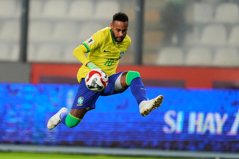 ARCHIVO - El delantero brasileño Neymar durante el partido contra Perú por las eliminatorias del Mundial 2026, el martes 12 de septiembre de 2023, en Lima. (AP Foto/Martín Mejía)