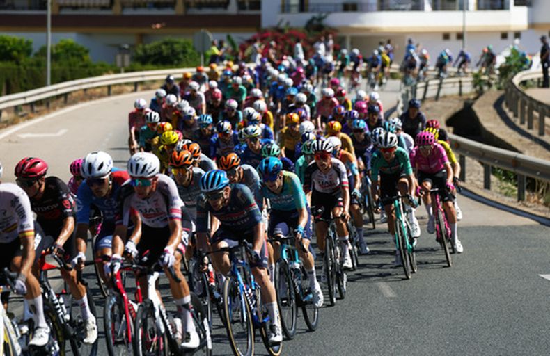 Los ciclistas participan en la 19ma etapa de la Vuelta a España entre Vélez-Málaga y Peñas Blancas el viernes 11 de septiembre del 2026. (Álex Zea/Europa Press via AP)