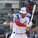 Matt Olson de los Bravos de Atlanta en su turno al bate en la primera entrada del encuentro ate los Rockies de Colorado el sábado 17 de junio del 2023. (AP Foto/Brynn Anderson)