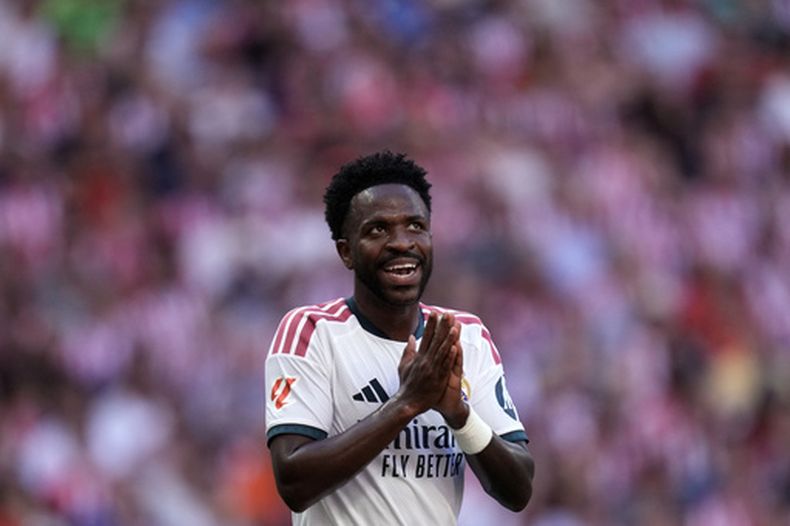 Vinicius Junior del Real Mdrid gesticula durante el partido contra el Atlético de Madrid de la Liga de España, el domingo 20 de septiembre de 2026, en Madrid. (AP Foto/Bernat Armangue)