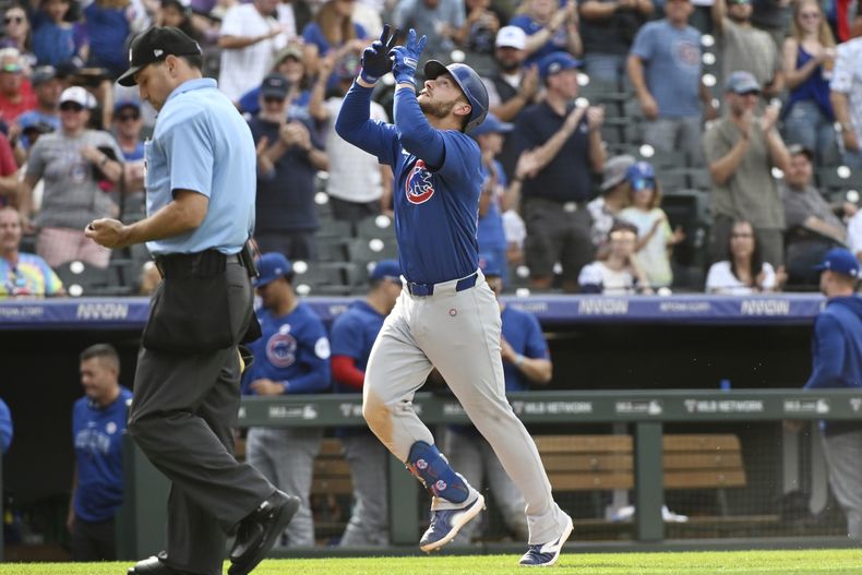 Michael Busch de los Cachorros de Chicago celebra mientras recorre las bases luego de impactar un jonrón en el noveno episodio del juego de béisbol ante los Rockies de Colorado, el domingo 15 de septiembre de 2024, en Denver. (AP Foto/Geneva Heffernan)