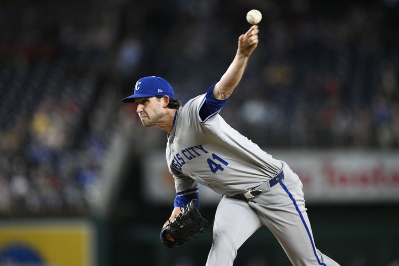 Daniel Lynch IV, relevista de los Reales de Kansas City, lanza en el juego del miércoles 25 de septiembre de 2024, ante los Nacionales de Washington (AP Foto/Nick Wass)