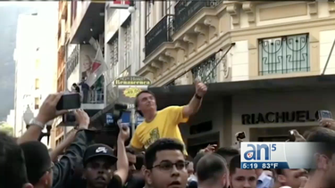 el momento en que el candidato de la derecha en brasil sufre un atentado