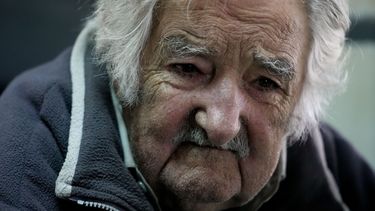 ARCHIVO - El expresidente uruguayo José Pepe Mujica hace una pausa durante una entrevista en Montevideo, Uruguay, el 22 de julio de 2023. (AP Foto/Natacha Pisarenko, Archivo)