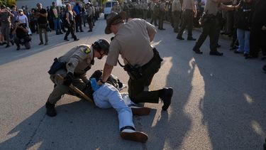 Agentes policiales detienen a un manifestante cerca de una instalación del Servicio de Inmigración y Control de Aduanas (ICE, por sus siglas en inglés) en Broadview, Illinois, el viernes 3 de octubre de 2025. (AP Foto/Erin Hooley)