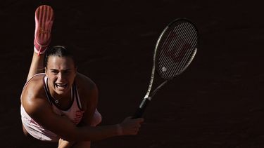 Aryna Sabalenka, de Bielorrusia, saca en contra de Iryna Shymanovich, también de Bielorrusia, durante el partido de segunda ronda del Abierto de Francia, en el estadio de Roland Garros, en París, el miércoles 31 de mayo de 2023. (AP Foto/Christophe Ena)