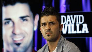 americateve | En esta foto de archivo del 5 de julio de 2013, el futbolista del Atl&eacute;tico de Madrid, David Villa est&aacute; en su presentaci&oacute;n en el estadio Vicente Calderon de Madrid. El atacante anunci&oacute; que sus d&iacute;as con la selecci&oacute;n