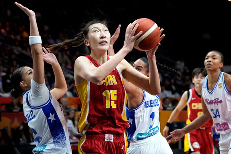 La jugadora de la selección de baloncesto de China, Han Xu (al centro), disputa el balón durante el partido de repechaje de clasificación para la Copa del Mundo de Baloncesto Femenino entre Puerto Rico y China en Berlín, el miércoles 9 de septiembre de 2026. (Foto AP/Ebrahim Noroozi)