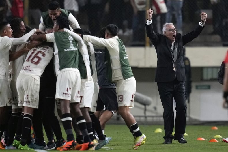 ARCHIVO - El técnico uruguayo Jorge Fossati, de Universitario de Perú, festeja el segundo tanto ante Santa Fe de Colombia durante un partido de la Copa Sudamericana en Lima, el 4 de mayo de 2023. (AP Foto/Martín Mejía, archivo).