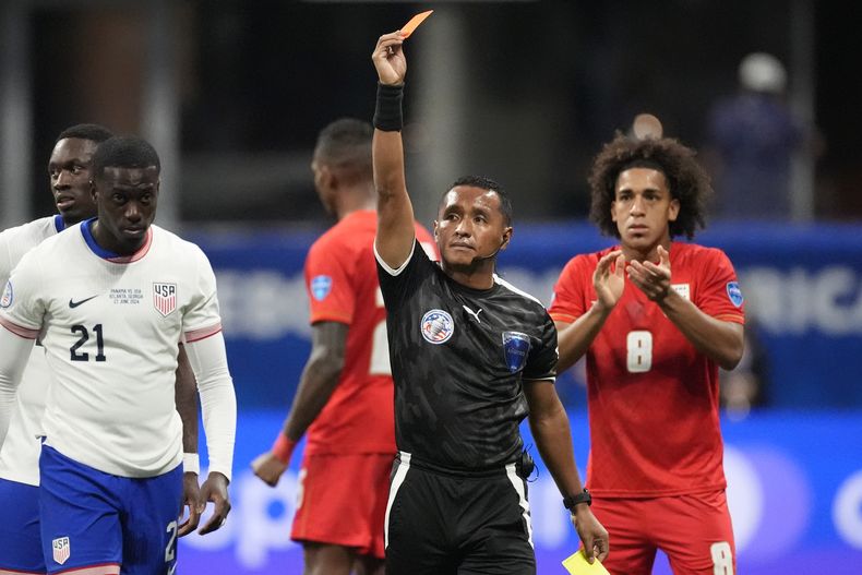El árbitro Ivan Barton expulsa al delantero estadounidense Tim Weah durante el partido partido del Grupo C de la Copa América ante Panamá, el jueves 27 de junio de 2024, en Atlanta. (AP Foto/Mike Stewart)