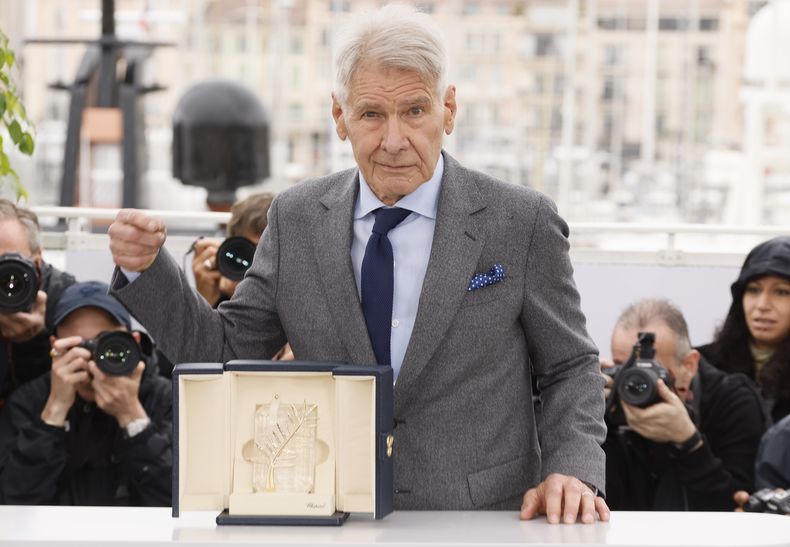 Harrison Ford posa con su Palma de Oro honoraria en la sesión fotográfica de la película Indiana Jones and the Dial of Destiny en la 76a edición del festival internacional de cine de Cannes, en el sur de Francia, el viernes 19 de mayo de 2023. (FotoJoel C Ryan/Invision/AP)