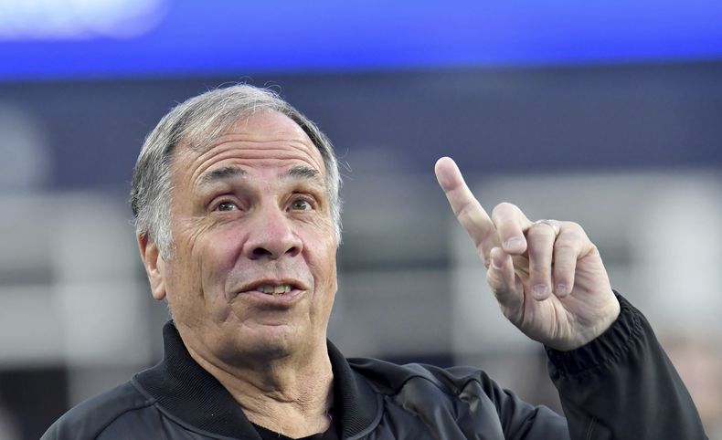 ARCHIVO - Foto del 8 de abril del 2023, el entonces entrenador del Revolution de Nueva Inglaterra Bruce Arena hace un gesto durante el encuentro ante Montreal. El jueves 7 de noviembre del 2024, el Earthquake de San José contrata a Arena. (AP Foto/Mark Stockwell, Archivo)
