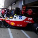 El británico Lewis Hamilton, piloto de Ferrari, sale del garage del equipo italiano de cara a la práctica del Gran Premio de Gran Bretaña de Fórmula 1, el viernes 3 de julio de 2026, en Silverstone, Inglagterra. (AP Foto/Darko Bandic)