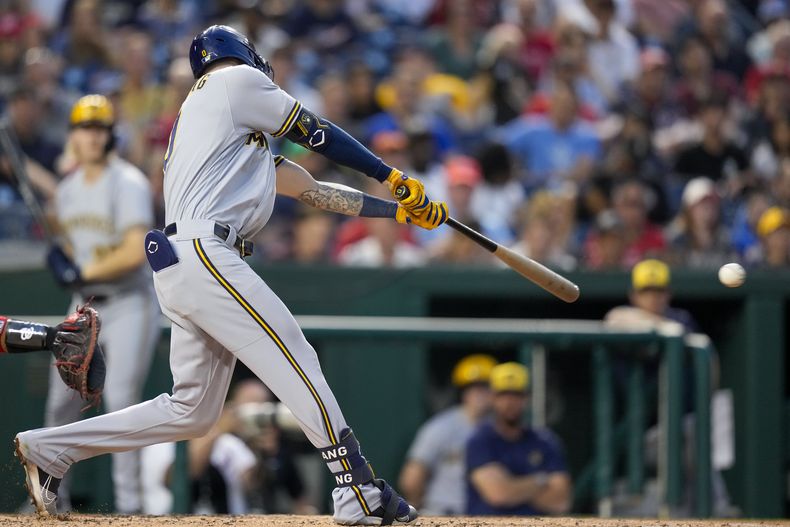 Brice Turang, de los Cerveceros de Milwaukee, batea un sencillo de dos carreras en el duelo del martes 1 de agosto de 2023, ante los Nacionales de Washington (AP Foto/Alex Brandon)