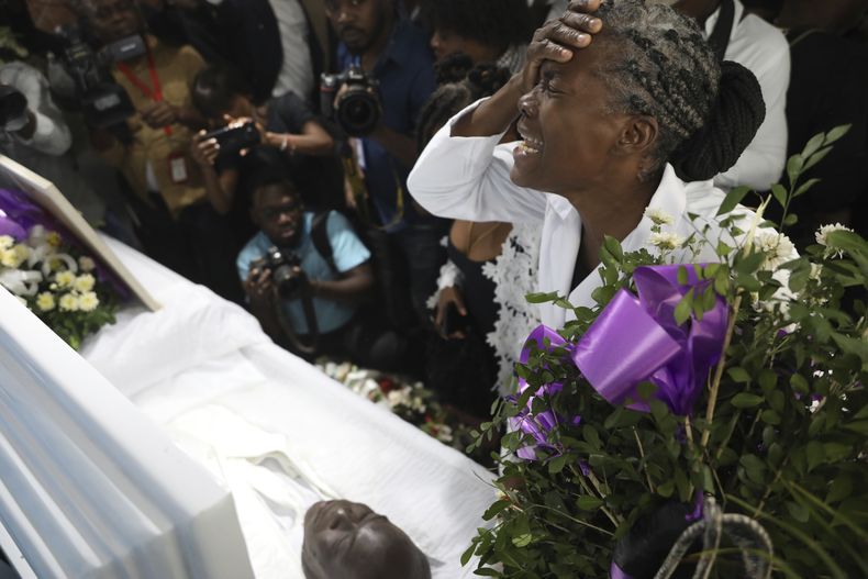 El funeral de Jimmy Jean, uno de los periodistas asesinados en un ataque de pandillas contra el Hospital General, en el distrito Petion-Ville, en Puerto Príncipe, Haití, el 16 de enero del 2025. (AP foto/Odelyn Joseph)