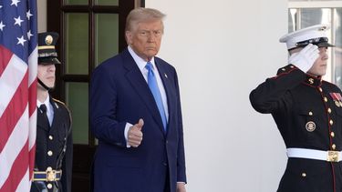 El presidente Donald Trump levanta el pulgar mientras se dispone a recibir al presidente de Francia, Emmanuel Macron, en la Casa Blanca, el lunes 24 de febrero de 2025, en Washington. (AP Foto/Manuel Balce Ceneta)