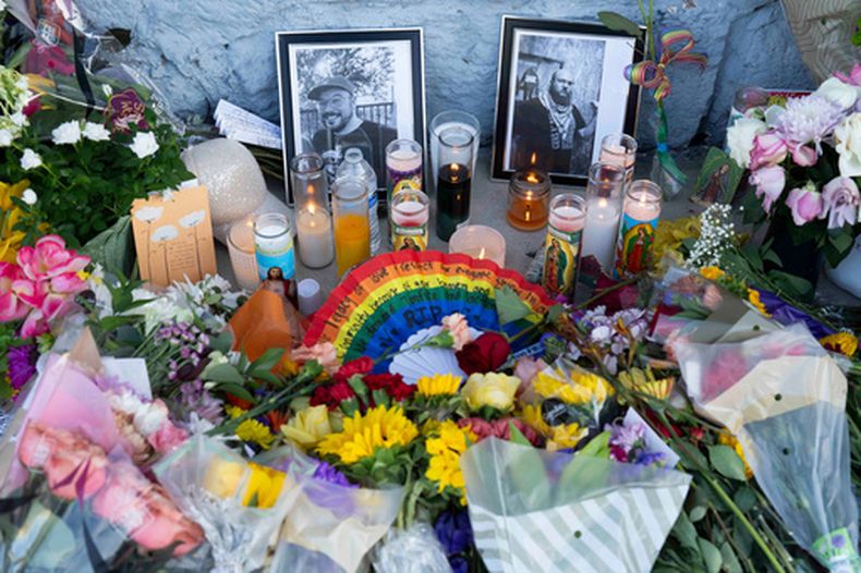 Un memorial en el bar Venture-N de Tucson, Arizonia, el 1 de septiembre del 2026. (AP foto/Rebecca Noble)
