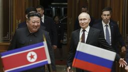 En esta imagen de archivo, el presidente de Rusia, Vladímir Putin (derecha), y el gobernante norcoreano Kim Jong Un sonríen durante una reunión en el aeropuerto internacional Pyongyang Sunan, el 19 de junio de 2024, a las afueras de Pyongyang, Corea del Norte. (Gavriil Grigorov, Sputnik, foto compartida del Kremlin vía AP, archivo)