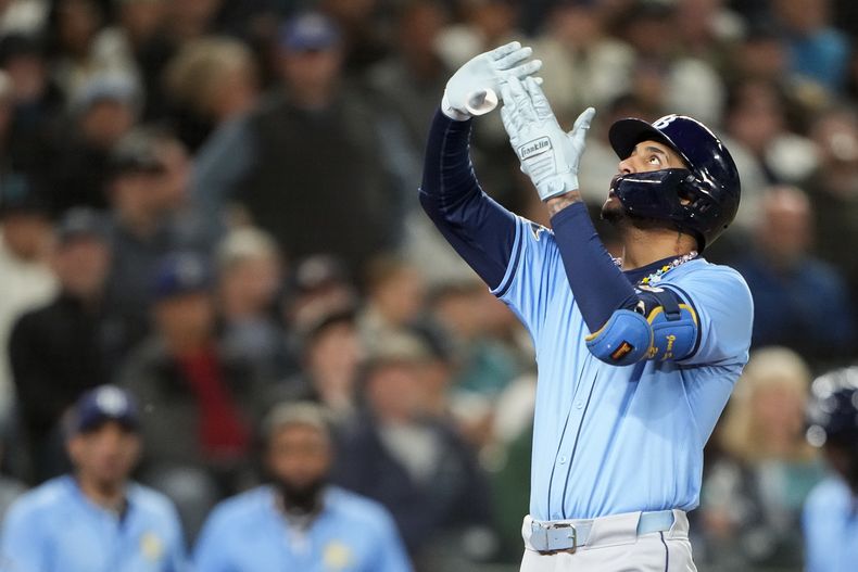 El dominicano José Siri, de los Rays de Tampa Bay, festeja tras aportar un jonrón de dos carreras ante los Marineros de Settle, el martes 27 de agosto de 2024 (AP Foto/Lindsey Wasson)
