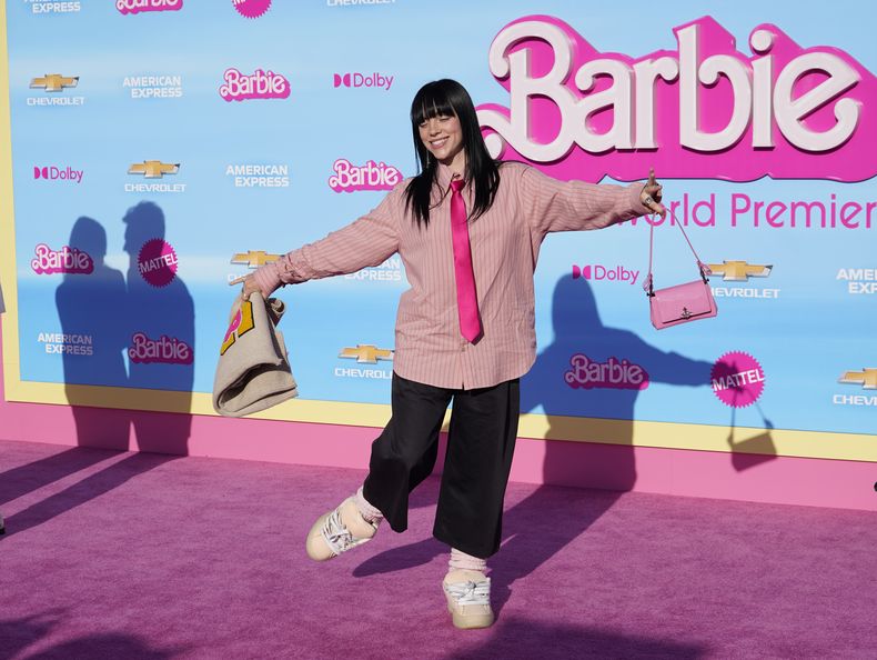 Billie Eilish llega al estreno de Barbie el 9 de julio de 2023 en The Shrine Auditorium en Los Angeles. (Foto AP/Chris Pizzello)