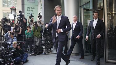 El príncipe Enrique abandona el Tribunal Superior después de declarar en Londres, el miércoles 7 de junio de 2023. El príncipe Enrique alega que los periodistas del Daily Mirror y sus periódicos hermanos utilizaron técnicas ilegales a escala industrial para obtener primicias. La empresa editorial Mirror Group Newspapers impugna las afirmaciones. (Foto AP/Kin Cheung)